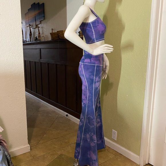 Set 2 pieces bell bottom one of the tops. - Picture 3 of 12